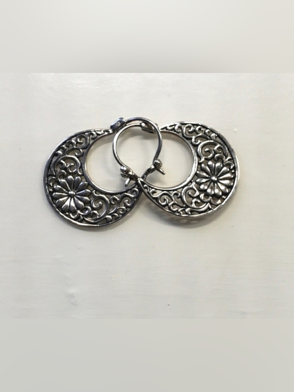New Without Tag Sterling Silver Hoop Earrings Floral Carved/ Daisy/ Flowers